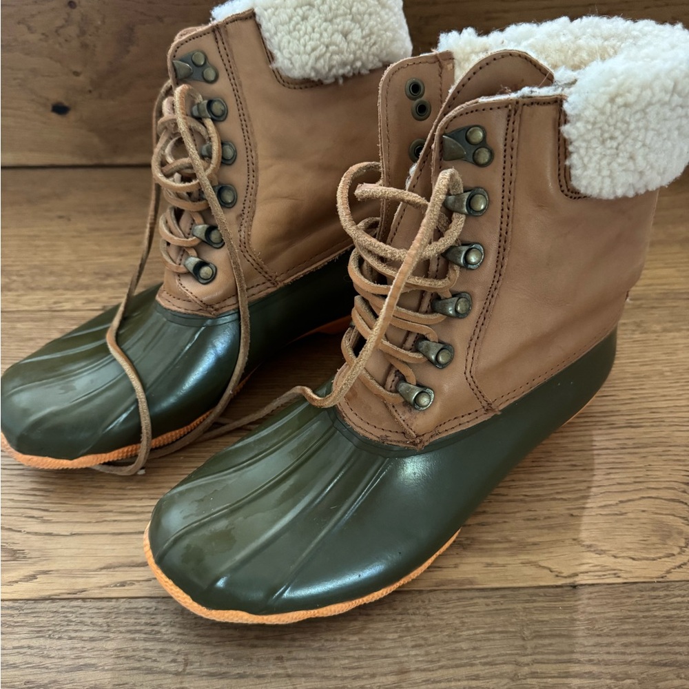 GUC Sperry Leather Duck boots with sherpa lining size 9